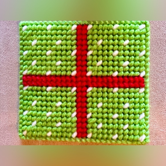 New Handmade Christmas Yarn & Needlepoint set of 6 Coasters in Holder. Vintage - Picture 8 of 13